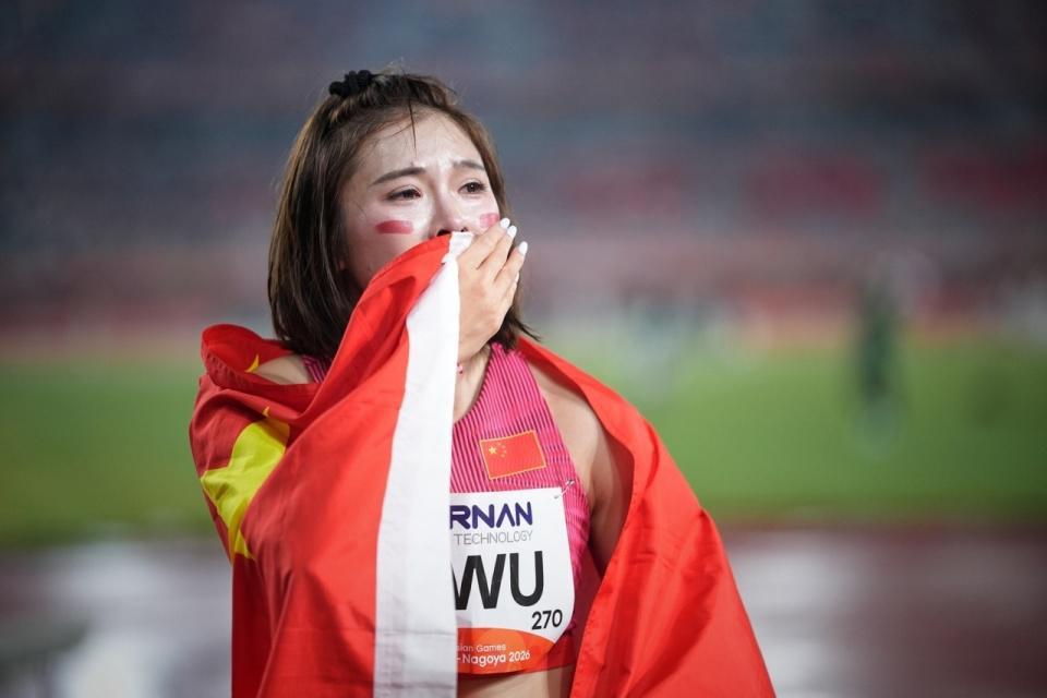 29岁吴艳妮身披国旗落泪：夺铜仍给自己打100分 起跑最慢但没放弃